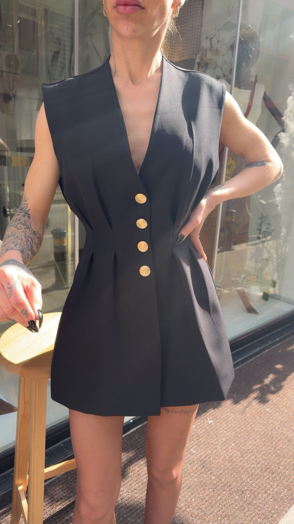 Siyah Gold Düğmeli Kolsuz Blazer Elbise